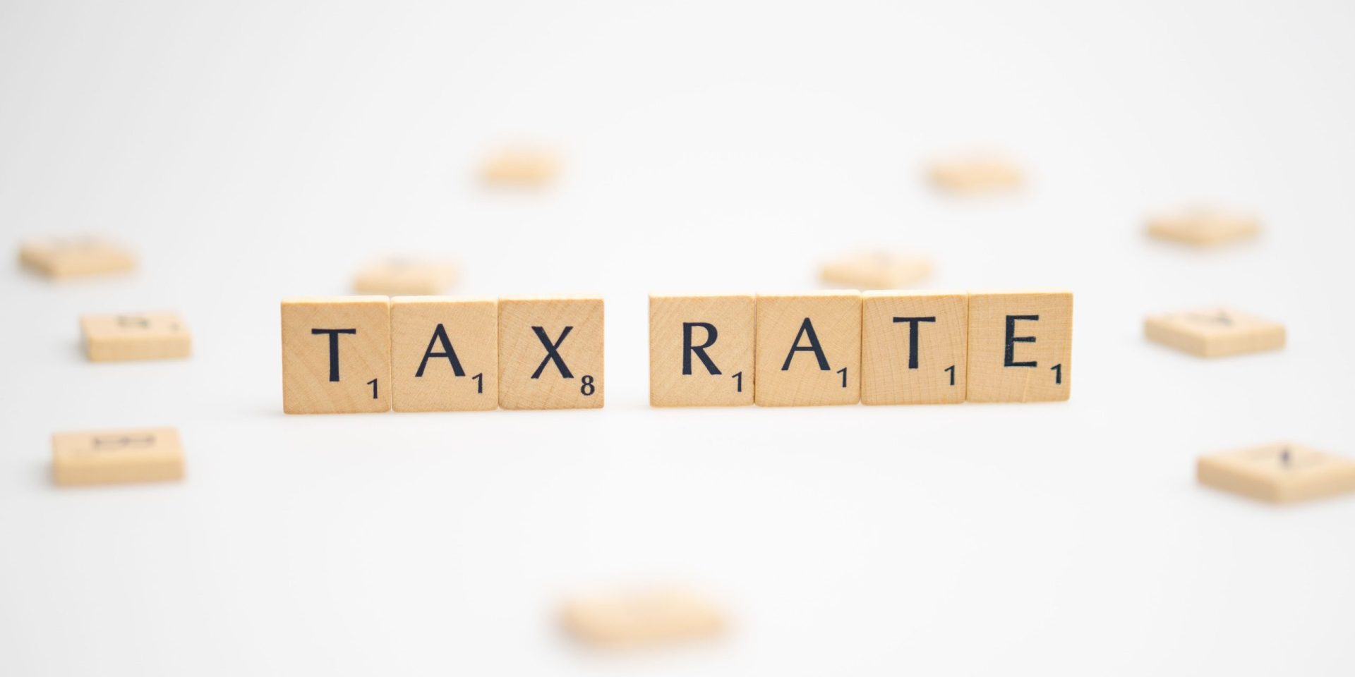 Palavra TAXA DE IMPOSTO escrita em fundo branco. TAXA DE IMPOSTO texto em branco para seus projetos, conceito.