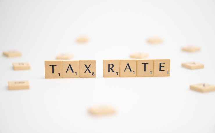 Palavra TAXA DE IMPOSTO escrita em fundo branco. TAXA DE IMPOSTO texto em branco para seus projetos, conceito.